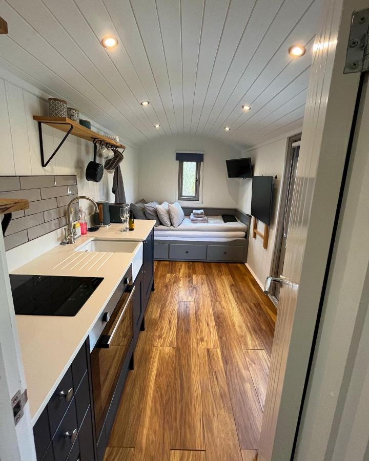 Luxury Shepherds Hut - The Sweet Pea By The Campsite