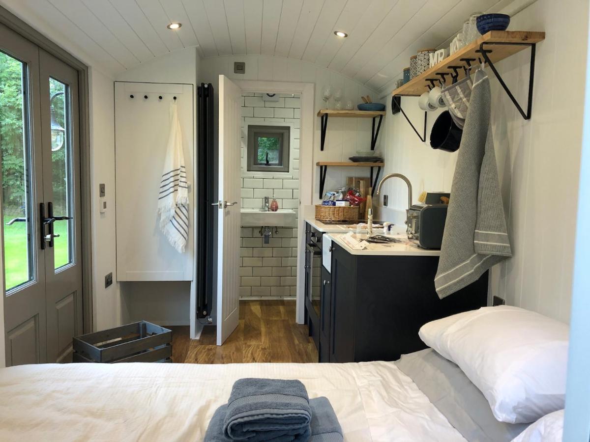 Luxury Shepherds Hut - The Sweet Pea By The *